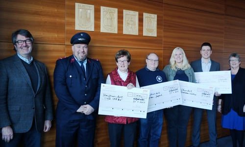Die Hochschulleitung überreicht den Preis „Dein Verein“. Foto: Anke Donner