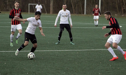 Während Firat Ugrac (am Ball) Rot sah, traf auch Semi Boog (Mitte) gegen Hillerse. Foto: Jens Bartels/Archiv