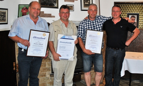 Geehrt wurden Cord Isensee, Müden, und Carsten Schmidt, Hillerse, für den 25-jährigen Abschluss als Diplom-Ingenieur und Ulf Cohrs, Weddersehl, für das 25-jährige Betriebsbestehen. Foto: Kreishandwerkerschaft Region Braunschweig-Gifhorn