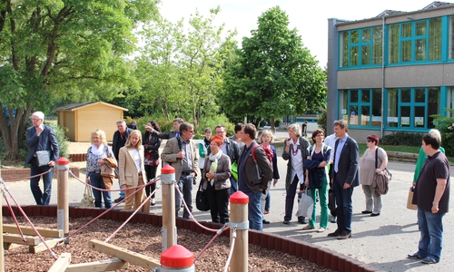 Der Ausschuss für das Schulwesen besucht die Wilhelm-Busch-Grundschule und wirft dabei auch einen Blick auf das Klettergerüst auf dem Schulhof. Fotos: Jan Borner