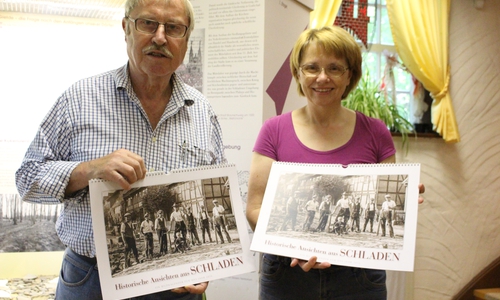 Hans-Gert Hotop und Dorothee Schacht (1. Vorsitzende des Förderkreises) stellen den historischen Kalender 2016 vor. Foto: Max Förster