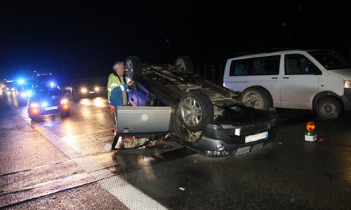 Das Auto überschlug sich vor der Abfahrt Derneburg/Kassel. Foto: R. Karliczek