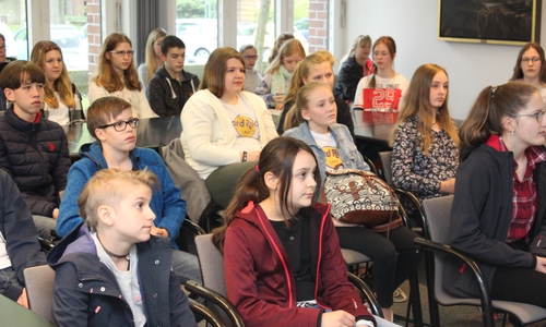 Schülerinnen und Schüler, die im vergangenen Jahr den Zukunftstag für Jungen und Mädchen in der Goslarer Kreisverwaltung absolviert haben. Foto: Landkreis Goslar