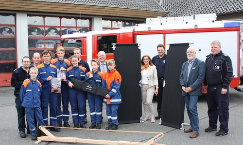 Spender und Jugendfeuerwehr: Bildmitte Hans-Dieter Reichelt und Dagmar Kleudgen, rechts Jugendfeuerwehrwart Jans Sievers und Fördervereins-Vize Wolfgang Just. Foto: Feuerwehr Goslar