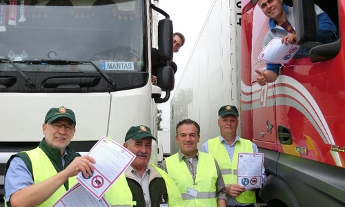 Niedersachsenweit haben Landwirte mehrsprachige Info-Zettel zu dieser Tierseuche an Lkw-Fahrer und Urlauber verteilt. Foto: Niedersächsisches Landvolk Braunschweiger Land e. V.