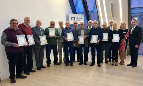 Thomas Fast, Leiter der Direktion Gifhorn bei der Volksbank BraWo, und Anette Leifert (2. v.r.), Aufsichtsratsmitglied der Volksbank BraWo, ehrten die anwesenden Jubilare für 50 Jahre Mitgliedschaft. Foto: Volksbank BraWo
