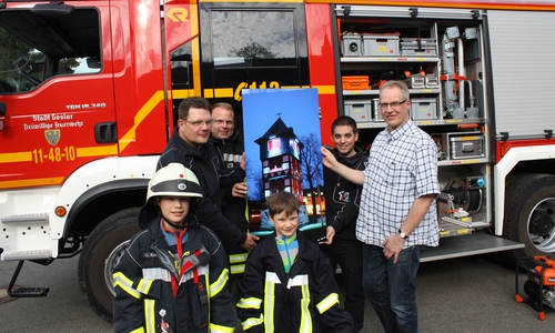 Im Vordergrund Emil (links) und Anton Schenk, dahinter v. L. Christian Voges, Horst Irmer, Sven Eisoldt und Martin Schenk mit dem Bild Schlauchturm der Feuerwehr Goslar. Foto: Feuerwehr Goslar