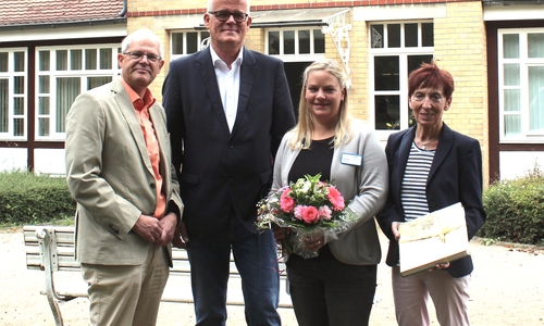 Wilken Köster (Klinikumsdirektor), Ralf Krüger (Schwefelbad-Ausschuss), Maren Körber (Leiterin Schwefelbad Fallersleben) und Bärbel Weist (Schwefelbad-Ausschuss) (v. li.). Foto: Klinikum Wolfsburg