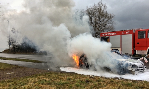 Beim Eintreffen der Feuerwehr stand das Auto in Vollbrand. Fotos: Freiwillige Feuerwehr Hohenhameln