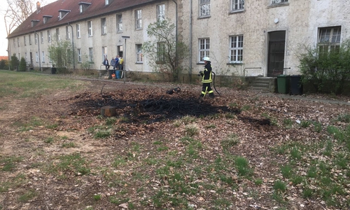 Vor einem Mehrfamilienhaus in Mariental haben Gestrüpp und Strauchschitt gebrannt. Foto: Maik Wermuth
