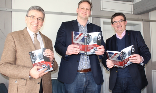 Bürgermeister Thomas Pink, Autor Markus Gröchtemeier und Verleger Carsten Holzendorff. Foto: Marian Hackert
