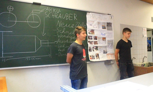 Im Anschluss an das Gespräch demonstrierten Daniel Zornhagen und Christoph Berg aus der Klasse 9.4 den MAN-Ausbildern in den Werkräumen den selbstgebauten „Akkuracer“. Foto: Im Anschluss an das Gespräch demonstrierten Daniel Zornhagen und Christoph Berg aus der Klasse 9.4 den MAN-Ausbildern in den Werkräumen den selbstgebauten „Akkuracer“. Foto: IGS Wallstraße Wolfenbüttel