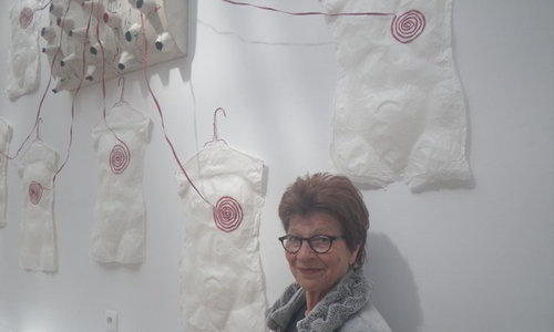 Die Wolfenbütteler Künstlerin Bärbel Moré bei der Biennale in Cachan vor ihrer Installation „Intensivstation“. Foto: privat