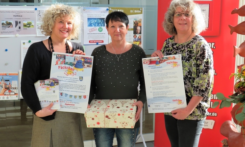 Christina Schütz, Stefanie Harre und Sabine Tüngler präsentieren die Flyer und Plakate im Rathausfoyer. Foto: Gemeinde Lehre