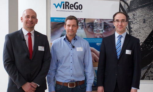 Torben Bues (TBCS IT-Systemhaus GmbH & Co. KG), Christian Pursche (LKA Niedersachsen/Zentrale Ansprechstelle für Cybercrime) und Dr. Jörg Aßmann (WiReGo).
Foto: Kerstin Ahlburg  