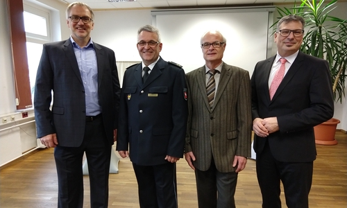 V.l.: Volker Warnecke (Leiter Polizeiinspektion Salzgitter, Peine, Wolfenbüttel), Bernhard Bergmann (neuer Leiter Polizeikommissariat Wolfenbüttel), Thomas Arth (Erster Kriminalhauptkommissar) und Michael Pientka (Präsident Polizeidirektion Braunschweig). Fotos: Werner Heise
