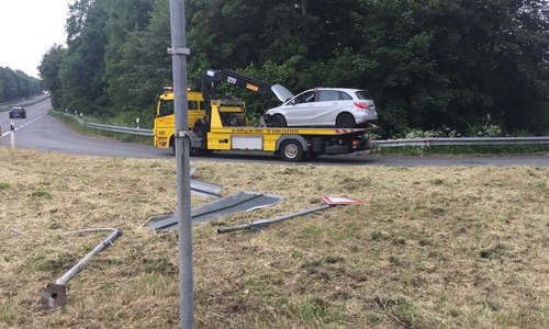 Über die Verkehrsinsel hinaus ging es für den Autofahrer direkt in den Wald. Fotos: Sandra Zecchino