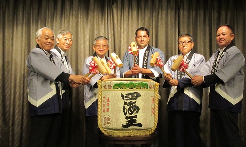 Ein Fass voll Sake wird angebrochen: Der Wolfsburger Chefkoch Daniel Kluge (3. v. r.) bei der offiziellen Begrüßung in der japanischen Freundschaftsstadt Toyohashi mit Bürgermeister Koichi Sahara (3. v. l.). Foto: Stadt Toyohashi