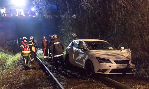 Nach der wilden Fahrt über das Feld und die Böschung hinab, kam das Auto letztlich auf den Schienen zum Stehen. Fotos/Podcast: Rudolf Karliczek