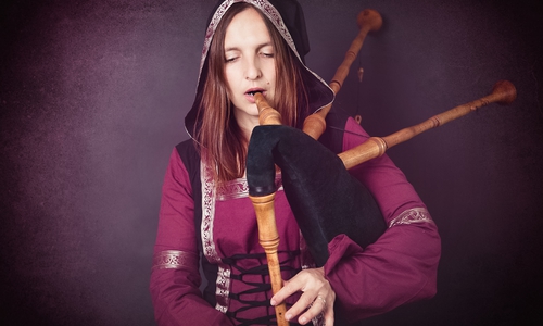 Katrin Heidenreich ist Expertin für den Dudelsack. Foto: Stadt Wolfsburg