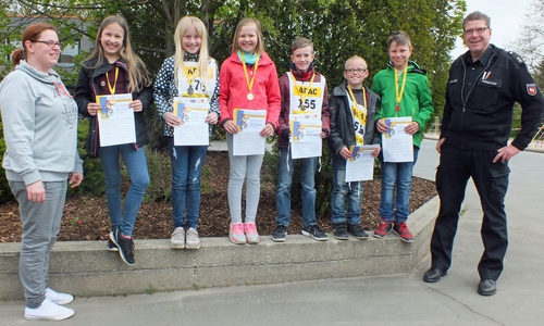 Die diesjährigen Siegerinnen und Sieger des ADAC-Fahrrad-Turniers in Danndorf (v.l.n.r. ): Joane Schild, Jill Joho, Amy Niespork, Lennart Pessel, Quentin Conradi und Johannes Görling. Links daneben Sabrina Königsmann vom ADAC Ortsclub Helmstedt und rechts, Verkehrssicherheitsberater Ulf Barnstorf.