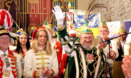 „Winke-Winke" und ein dreifaches „Brunswiek Helau!" - Prinz Detlef I. und Oberbürgermeister Ulrich Markurth gaben den Startschuss zur neuen Karnevalssession 17/18. Fotos/Video: Nick Wenkel