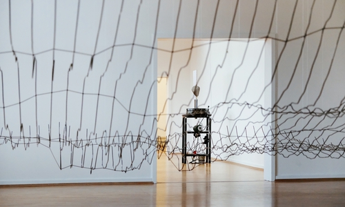 Blick in die Ausstellung "Gewaltenteilung" von Julius von Bismarck. Foto: Janina Snatzke