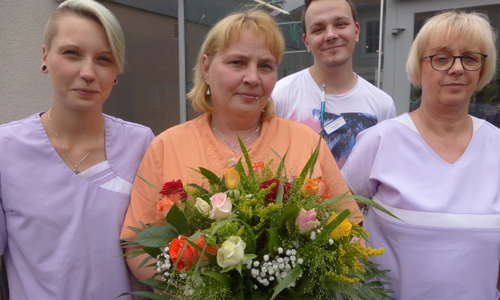 Xenia Singethan bekam zum 10-jährigen Dienstjubiläum einen Blumenstrauß geschenkt.

Foto: Schloß Schliestedt