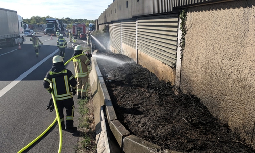 Der Seitenstreifen musste gelöscht werden. Fotos: Feuerwehr Helmstedt