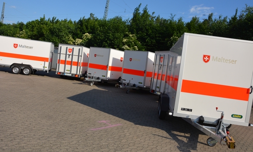 Die Malteser in der Diözese Hildesheim erhöhen ihr Transportvolumen. Sechs Fahrzeuganhänger im Gesamtwert von rund 30.000 Euro verstärken seit wenigen Tagen den Fuhrpark des Malteser Hilfsdienstes. Foto: Malteser Hilfsdienst e.V.