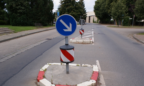 Der Fahrer hinterließ ein Trümmerfeld (Symbolbild).