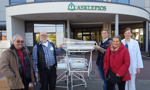 Mit bei dem Hilfsprojekt dabei, Babybetten und mehr für Tansania: v.l. Hartmut Barsnick, Hartwig Wrede, Unternehmer Dominik Werner, Marlis Barsnick  sowie Birte Jerkel, stellvertretende Apothekenleitung Harzkliniken (Foto: Harzkliniken) Foto: Asklepios Harzkliniken
