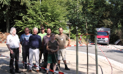 von links Bürgermeister Dr. Füchtjohann, Herr Köbbe - Fa. Ding Tiefbau, 
Anlieger Dr. Appelhagen, Frau Blume - Fa. Bosse Gartenbau, u. a.. Foto: privat