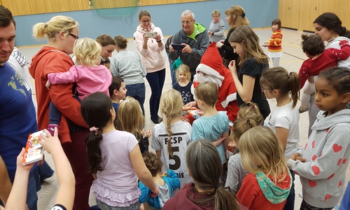 Zum Abschluss kam sogar der Weihnachtsmann vorbei und brachte den Kindern eine Überraschung. Fotos: privat