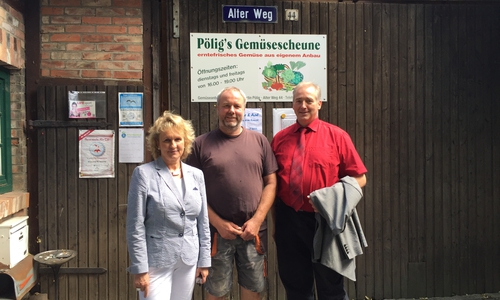 Katrin Rühland, Hans-Martin Pölig und Frank Oesterhelweg auf dem Hof am Alten Weg.
Foto: Privat
