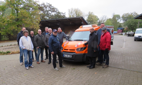 Ratsmitglieder der Gemeinde Lehre informieren sich über den Streetscooter. Foto: Gemeinde Lehre