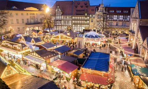 Der Burgplatz ist mit seinem historischen Ambiente und dem Braunschweiger Löwen das Herzstück des schönsten Weihnachtsmarktes Norddeutschlands. Foto: Braunschweig Stadtmarketing