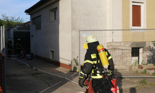 Unter dem Einsatz von Atemschutzgeräten löschten die Einsatzkräfte das Feuer. Foto: Werner Heise