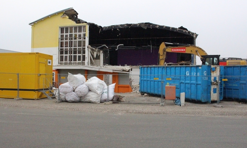 Die alte Industriehalle and der Daimlerstraße wird abgerissen. Foto: Bernd Dukiewitz