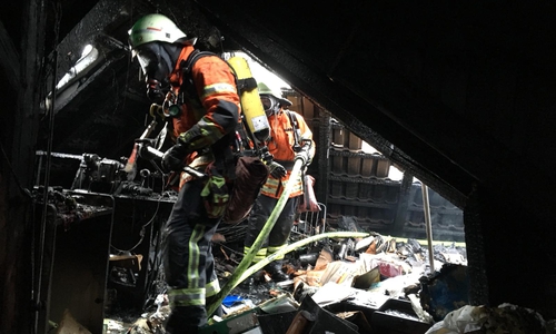 In der Heinrichstraße brennt ein Dachstuhl. Foto/Video: Nick Wenkel 