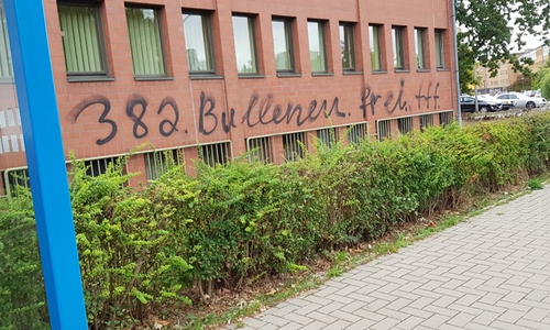 Der Täter hinterließ der Polizei eine lange Botschaft. Neben fehlendem Anstand ist Rechtschreibung offensichtlich auch nicht seine größte Stärke. Fotos: privat