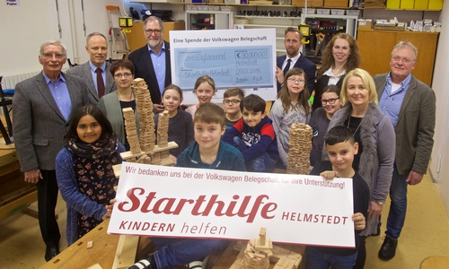 Klaus-Achim Schiller (Starthilfe), Henning Konrad Otto (Erster Stadtrat und Starthilfe), Simone Strozyk (Starthilfe, Finanzen ), Helmut Wensing (Sprecher, Starthilfe), Ralf Witte (Volkswagen Personal), Betriebsrätin Sandra Bruder (Volkswagen Werk Wolfsburg), Schulleiterin Kirsten Müller und Werklehrer Reinhard Kamphaus mit Kinder der Grundschule Friedrichstraße. Foto: Volkswagen