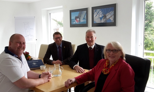 Der Sickter Hausarzt und Onkologe Prof. Dr. Joachim Drevs im Gespräch mit Bürgermeister Marco Kelb, dem Landtagsabgeordneten Frank Oesterhelweg und der Sickter Bürgerin Margaret Schäfer (v. li.). Foto: Gemeinde Sickte 