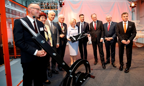 Festakt zur Eröffnung der Open Hybrid LabFactory (v.l.n.r.): Dr. Armin Plath, Leiter Leichtbaucampus Volkswagen Konzernforschung, Hiltrud Jeworrek, Bürgermeisterin der Stadt Wolfsburg,  Matthias Müller, Vorstandsvorsitzender Volkswagen AG, Prof. Dr. Jürgen Hesselbach, Präsident der Technischen Universität Braunschweig, Prof. Dr. Johanna Wanka, Bundesministerin für Bildung und Forschung, Thomas Schmall, Komponentenvorstand Marke Volkswagen, Stephan Weil, Ministerpräsident des Landes Niedersachsen, Prof. Dr. Reimund Neugebauer, Präsident der Fraunhofer-Gesellschaft und Prof. Dr. Klaus Dilger, Vorstandsvorsitzender Open Hybrid LabFactory e.V. Foto: TU Braunschweig/www.fotodesign-bierwagen.de.