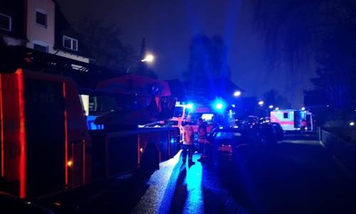 Beim Eintreffen fanden die Einsatzkräfte einen älteren Mann, der regungslos im Wohnzimmer lag. Foto: Aktuell24 (KR)