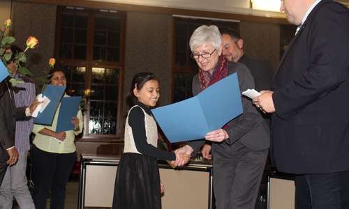 Landrätin Christiana Steinbrügge überreichte feierlich die Einbürgerungsurkunden, Foto: Jan Borner