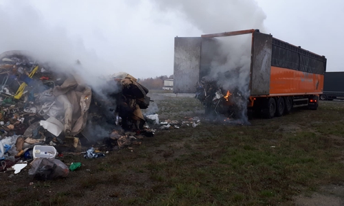 Am Dienstagmorgen fing die Ladung eines 40-Tonners auf der A2 Feuer. Foto: Feuerwehr Helmstedt