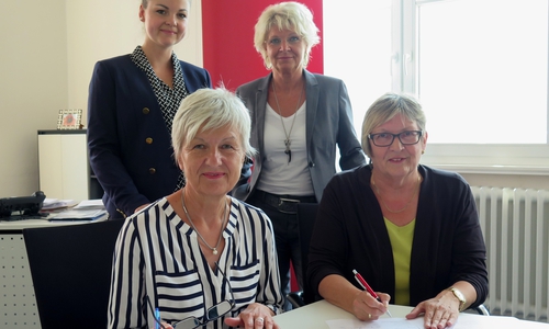 Verlängerten die erfolgreiche Kooperation um weitere drei Jahre: Wirtschaftsförderin Ina Anja Hallmann, Innovationsberaterin Katrin Beyer (stehend, v.l.) sowie Landrätin Christiana Steinbrügge und Ostfalia-Präsidentin Professor Rosemarie Karger (sitzend, v.l.). Foto: Landkreis Wolfenbüttel