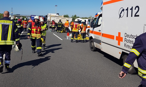 Nach einem schweren Unfall eines Kleinbusses mit einem LKW auf der A39 war die Schnelleinsatzgruppe des DRK Kreisverbands Wolfenbüttel e.V. gefordert. Foto: DRK Wolfenbüttel
