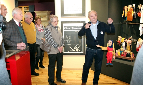  Herbert Hass mit Eulenspiegel-Puppe.
